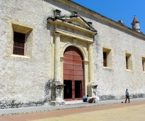 Entrada Lateral Catedral de Cartagena.  Fuente: Panoramio.com Por: Talavan